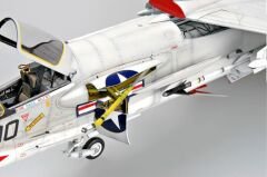 1/32 F8J Crusader